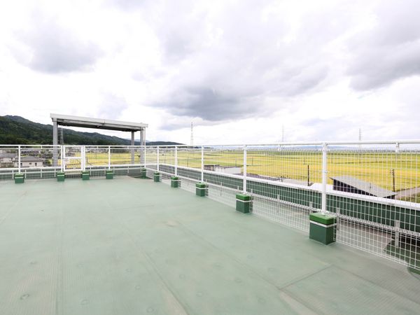 広い屋上テラスの全景