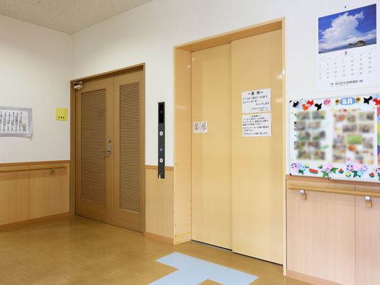 清潔感のある廊下と掲示物