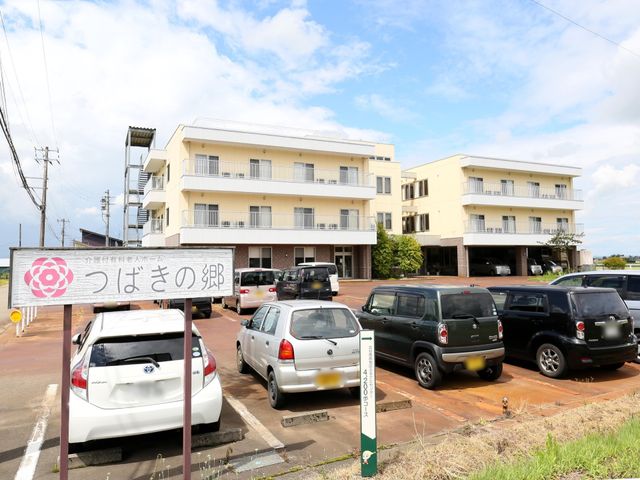 清潔感のある建物外観 外観 広々とした駐車場を有する明るい建物です。安心とゆとりを感じる環境で、ご就業いただけます。