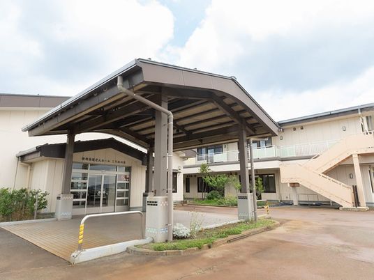 建物正面の外観  