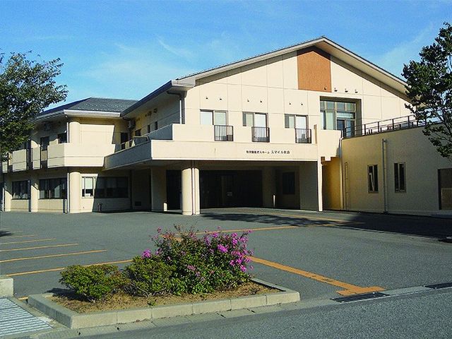 便利な立地の外観 外観 広々とした駐車スペースと緑豊かな環境が整っています。明るく清潔な印象を与えます。