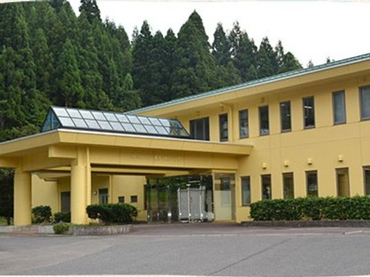 黄色い建物の外観  