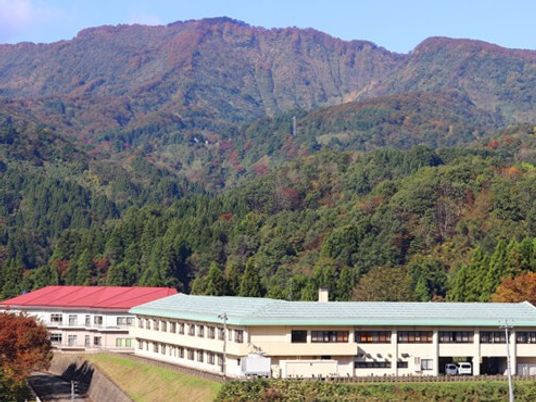 山を望む外観  
