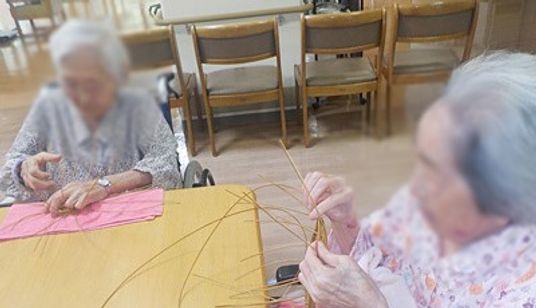 手作業を楽しむ人々の様子