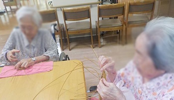 手作業を楽しむ人々の様子