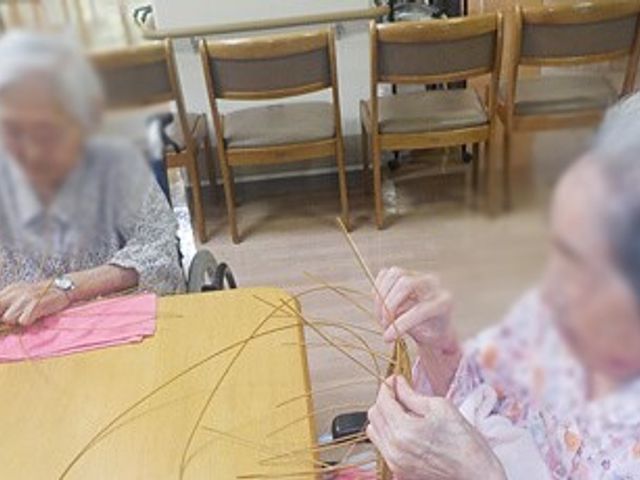 手作業を楽しむ人々の様子 ラウンジ ゆったりした空間で、手作業を楽しむ時間を提供しています。交流やリラックスに最適です。