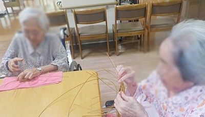 手作業を楽しむ人々の様子