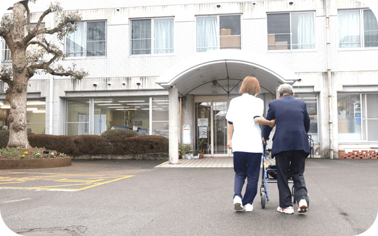 スタッフと利用者が歩く外観