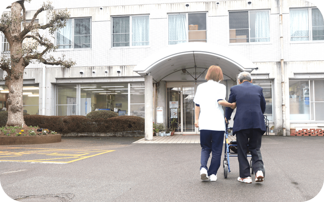 スタッフと利用者が歩く外観