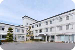 白い建物の外観