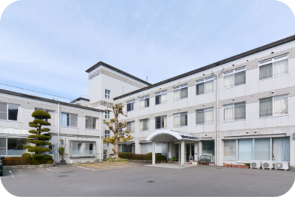 白い建物の外観