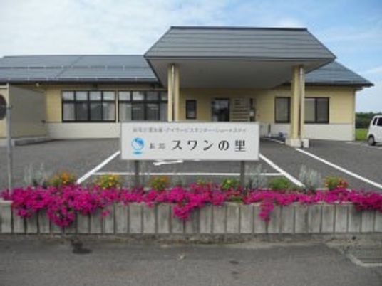 花に囲まれた建物の外観