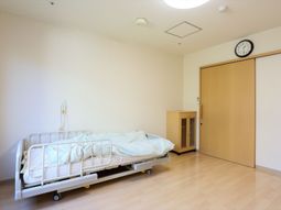 シンプルな居室の様子