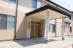 落ち着いた色合いのエントランス