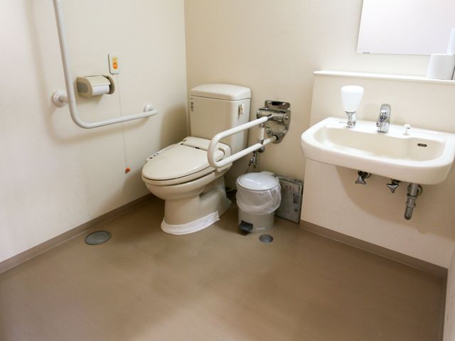 バリアフリー設計のトイレ トイレ 安全に配慮した手すり付きの清潔な空間です。必要な機能が整っており快適です。