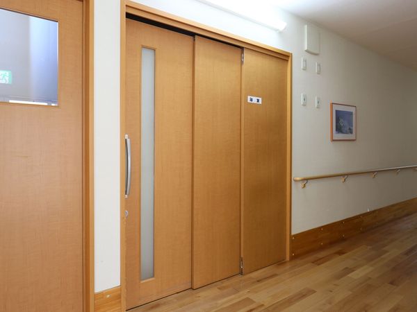 廊下と木製の扉