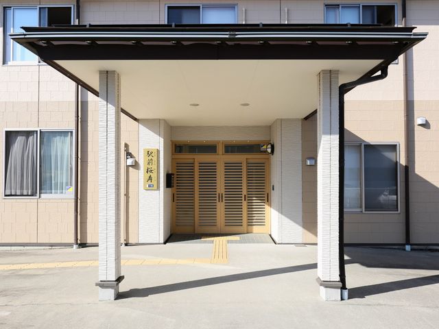 明るいエントランスの外観 エントランス 清潔感溢れるエントランスが迎えてくれます。天気の良い日には、温かな日差しが心地よいです。