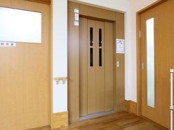 清潔感のあるエレベーター前