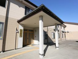 明るい外観の建物