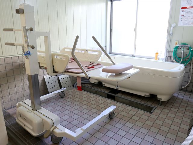 バリアフリー浴室設備 特殊浴槽 清潔感ある広々とした浴室、介助しやすい構造です。