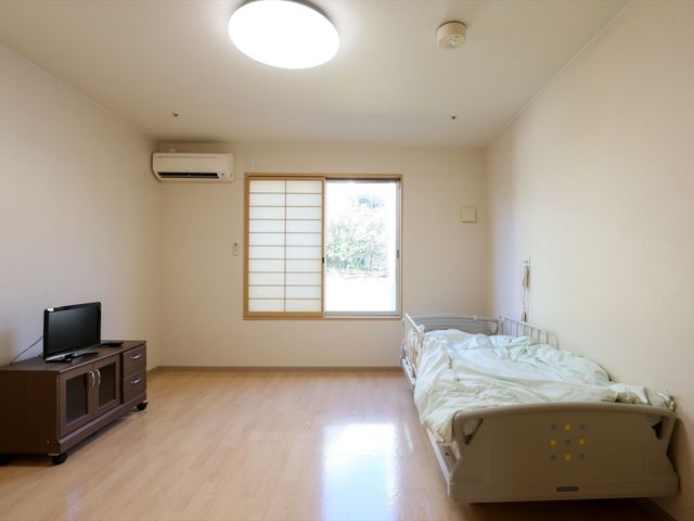 居室の清潔な空間 居室 きれいに整えられた部屋は明るく、快適な個室生活を支えます。
