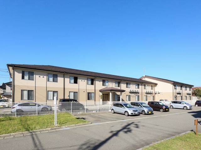 広々明るい施設外観 外観 穏やかな住宅街に溶け込む、ゆとりある設計の建物です。駐車スペースも完備しており、訪問も快適に。