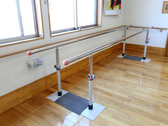 歩行訓練用の手すり 機能訓練 ゆったりとした空間で歩行の練習ができ、安全に配慮された設計です。