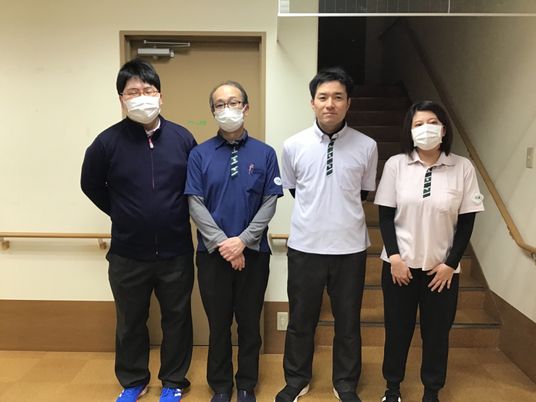 笑顔のスタッフ４人