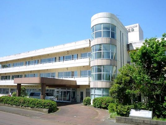 明るい外観の施設  