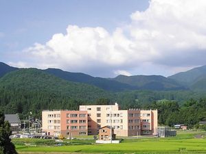 山並みの前の施設外観  