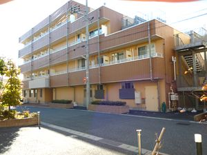 明るい外観の建物