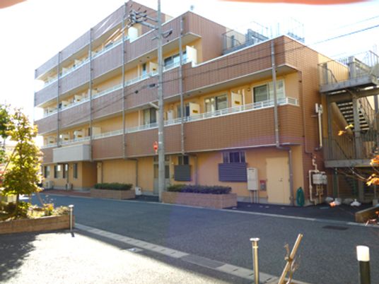 明るい外観の建物