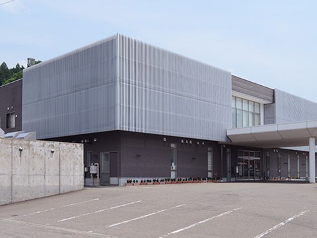 落ち着いた雰囲気の外観 外観 落ち着いたデザインが魅力の施設です。自然との調和を大切にしています。