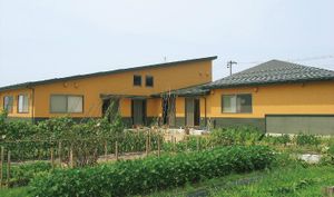 自然に囲まれた外観