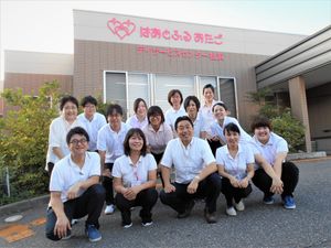 笑顔のスタッフ集合外観  