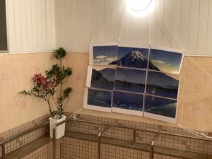 明るい浴室壁面  