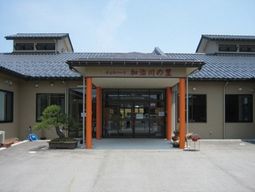 明るいエントランスの建物
