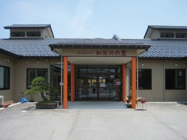 明るいエントランスの建物