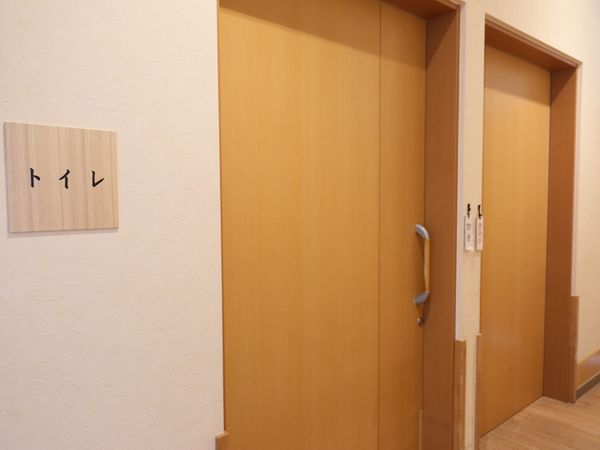 木目調の清潔なトイレ