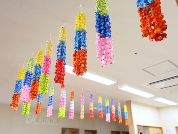 カラフルな吊るし飾り