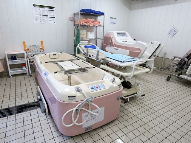 清潔な浴室設備 介護浴槽 最新の機器を備えた清潔感のある浴室です。快適にご利用いただける環境が整っています。