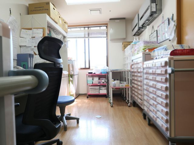 整理整頓された事務室 事務室 明るく開放感のある事務室です。整理整頓されたデスク周りで、快適にお仕事ができる環境が整っています。