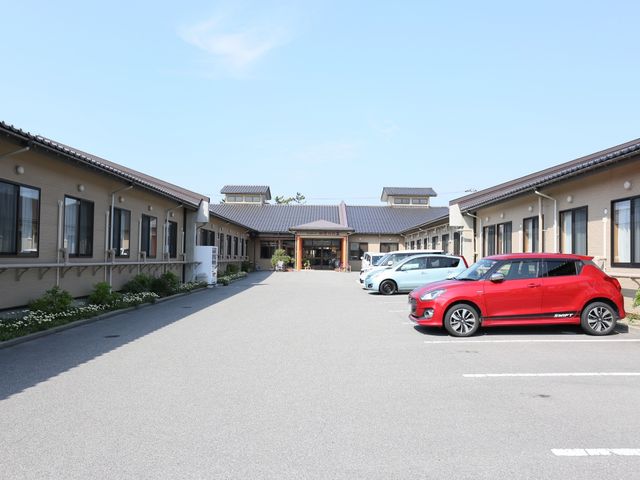 広々とした明るいエントランス 外観 開放的なエントランスが印象的な施設。職員や入居者の動線に配慮した設計がされています。
