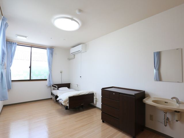 明るく清潔な個室空間 居室 ゆとりある個室で快適な日々を過ごせるよう配慮された空間です。プライバシーが守られる落ち着いた環境でのお仕事をご希望の方には最適です。