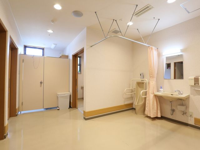 バリアフリーの洗面浴室 トイレ ゆとりを持った設計の清潔な浴室です。手すりや床のすべり止めなど、安全に考慮されています。
