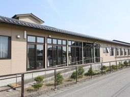 明るい施設の外観