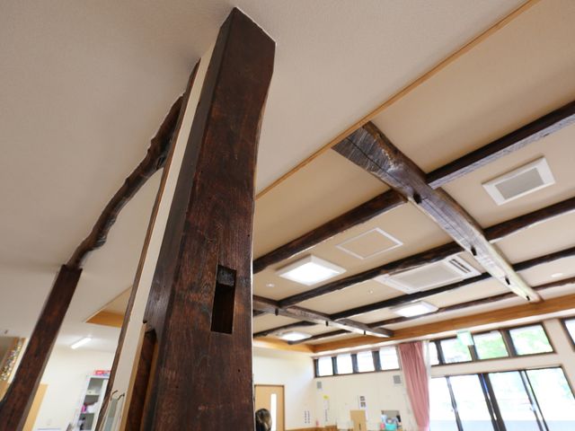 木製の梁が印象的な多目的室 梁 天井に木製の梁が使われた温かみのある多目的室です。開放的な設計で、様々な活動やリラックスタイムを過ごせます。