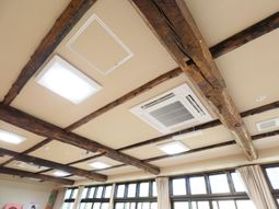 木の梁のある天井