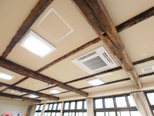 木の梁のある天井