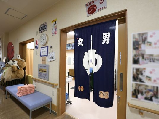 和風の暖簾が目を引く入口